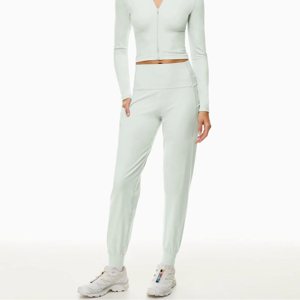 EUC Aritzia TnaBUTTER™ Cheeky Pocket Hi-Rise Jogger mint XS inseam 28”